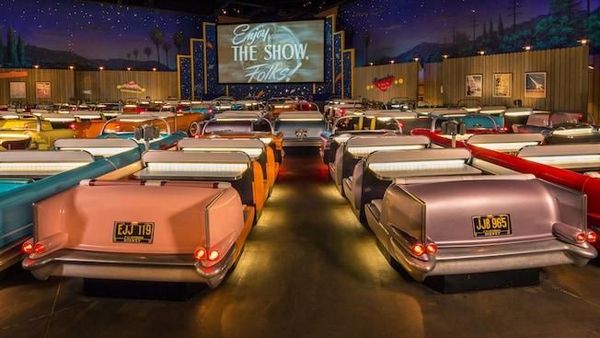 Foto: Bioskop Layar Tancap Jadul Ala Disneyland, Penasaran?