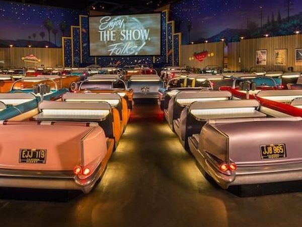 Foto: Bioskop Layar Tancap Jadul Ala Disneyland, Penasaran?