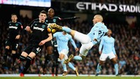 Usaha City membawa pulang tiga poin membuahkan hasil di menit ke-83. Sepakan David Silva meneruskan umpan Kevin de Bruyne mengoyak gawang West Ham yang dikawal Adrian. (Foto: Clive Brunskill/Getty Images)