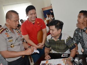 Saat Kombes Rudi Jadi Pelayan Bagi Mahasiswa Saat Kombes Rudi Jadi Pelayan Bagi Mahasiswa