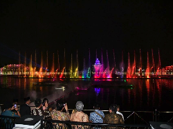 Wisatawan Tertarik Lihat Keindahan Air Mancur di Taman Sri Baduga