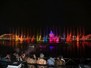 Wisatawan Tertarik Lihat Keindahan Air Mancur di Taman Sri Baduga Wisatawan Tertarik Lihat Keindahan Air Mancur di Taman Sri Baduga
