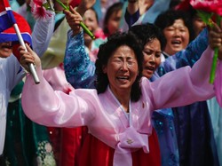 Begini Parade Pemujaan Kim Jong Un