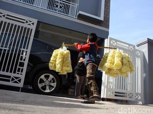 Kisah Sedih Bocah Penjual Kerupuk: Ibunya Hamil, Tinggal di Gubuk Kisah Sedih Bocah Penjual Kerupuk: Ibunya Hamil, Tinggal di Gubuk