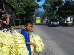 Viral Bocah Garut Jualan Kerupuk Demi Biayai Ibunya yang Hamil
