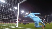 Ketangguhan De Gea bahkan (tak sengaja) diuji Romelu Lukaku, rekan satu timnya sendiri. Refleks De Gea menghindarkan Lukaku dari rasa malu bikin gol bunuh diri dari tembakan akrobatik. (Foto: Screenshot Youtube)