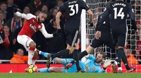 Satu-satunya gol Arsenal di laga ini dicetak Alexandre Lacazette. Tapi ia pun harus dibuat frustrasi oleh ketangguhan De Gea di bawah gawang MU. (Foto: Eddie Keogh/Reuters)