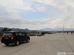 Indahnya Gunung Tangkuban Perahu Dilihat dari Tol Soroja