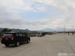 Indahnya Gunung Tangkuban Perahu Dilihat dari Tol Soroja Indahnya Gunung Tangkuban Perahu Dilihat dari Tol Soroja