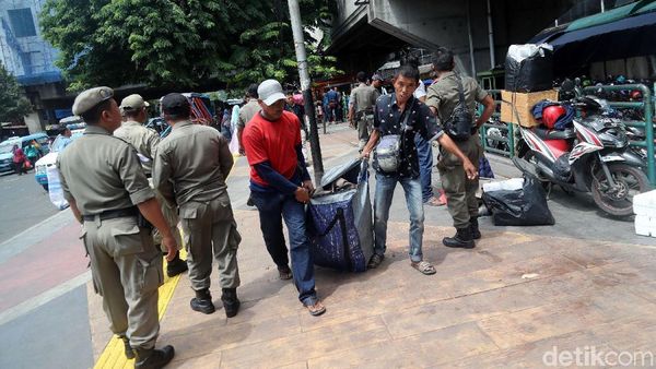 Foto: Menunggu Solusi Pemda DKI Bereskan PKL Tanah Abang