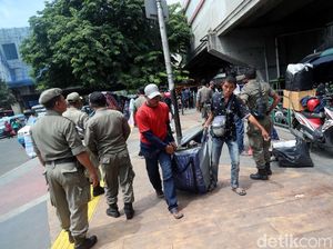 Foto: Menunggu Solusi Pemda DKI Bereskan PKL Tanah Abang