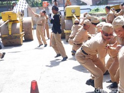 Serunya Balapan Tarik Alat Berat di Wonosobo