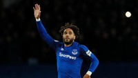 Ashley Williams (Everton) menjadi tandem Christensen di jantung pertahanan. Williams solid mengawal lini belakang saat timnya menundukkan Huddersfield 2-0. Main selama 90 menit, dia memenangi sembilan duel udara, 13 sapuan, dan sekali intersepsi.  (Foto: Jason Cairnduff /Action Images via Reuters)