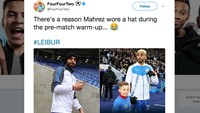 Rambut baru Mahrez sontak mencuri perhatian. Ada yang menyebut Mahrez ingin bikin kejutan sehingga masih menutup kepala saat pemanasan. (Foto: Twitter @FourFourTwo)