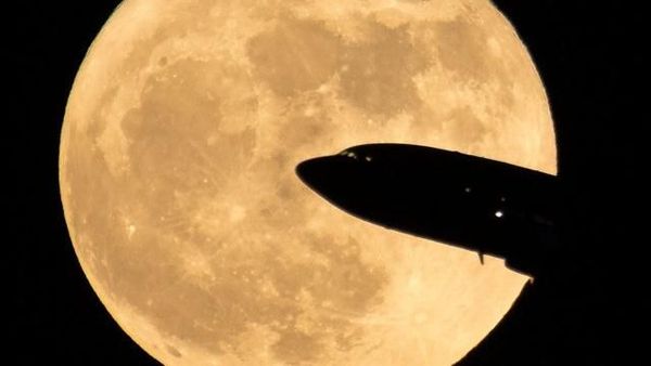 Pemandangan Dramatis Ketika Bulan Jadi Raksasa