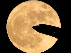 Pemandangan Dramatis Ketika Bulan Jadi Raksasa