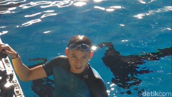 Byur! Begini Gaya Sandiaga Berenang Jajal Kolam Akuatik GBK