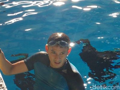 Byur! Begini Gaya Sandiaga Berenang Jajal Kolam Akuatik GBK