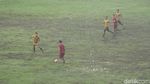 Kala Timnas Bertanding di Lapangan yang Lebih Mirip Kubangan