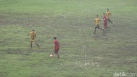 Cedera Gavin dikaitkan dengan lapangan yang berlumpur. Lapangan bahkan sudah menyerupai kubangan. (Agus Setyadi/detikSport)