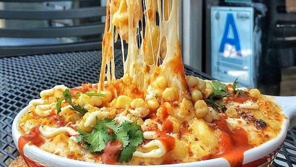 Coba Lihat! 10 Makanan Ini Dipenuhi Lelehan Keju Mulur Menggiurkan