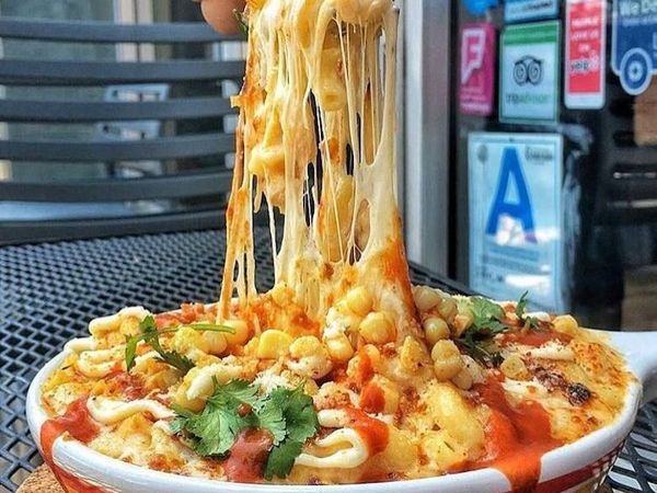 Coba Lihat! 10 Makanan Ini Dipenuhi Lelehan Keju Mulur Menggiurkan