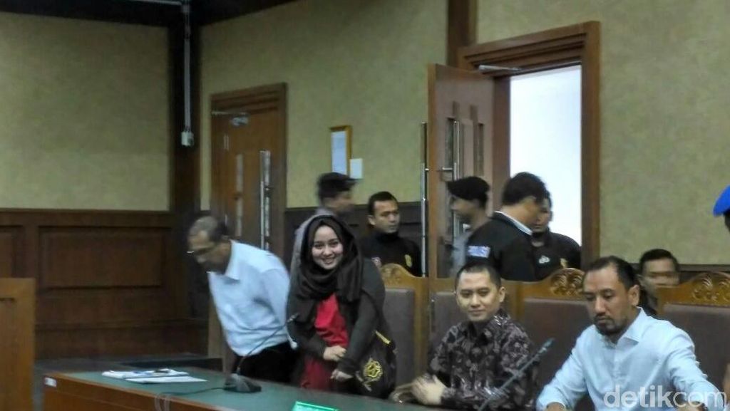 Senyum Bos First Travel Andika dan Anniesa Hasibuan di Sidang PKPU Senyum Bos First Travel Andika dan Anniesa Hasibuan di Sidang PKPU