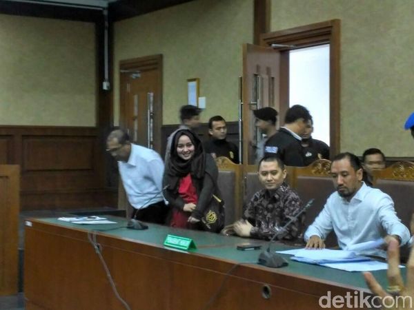 Senyum Bos First Travel Andika dan Anniesa Hasibuan di Sidang PKPU
