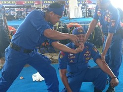 Atraksi HUT Polairud, Polisi Kumur-kumur dengan Air Keras