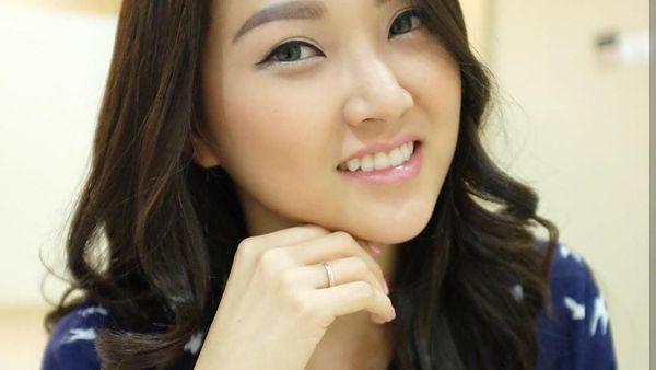 Mengintip Aksi Yoga Akrobatik si Cantik Sarwendah