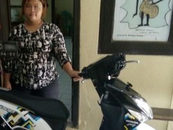 Wanita Ini Curi Motor Driver Online di Warung Remang Indramayu