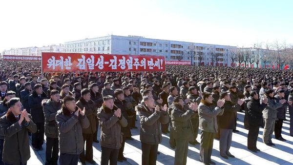 Foto: Tepuk Tangan Warga Korut Atas Kemajuan Proyek Nuklir