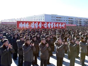 Foto: Tepuk Tangan Warga Korut Atas Kemajuan Proyek Nuklir