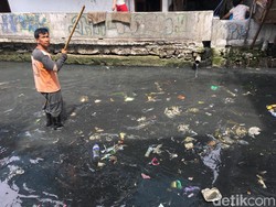 Melihat Kali Jati Bunder yang Dipenuhi Sampah Tiap Hari