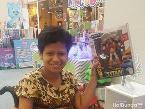 Ekspresi Bahagia Anak-Anak Difabel Saat Dapat Mainan