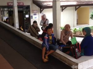 Minim Fasilitas, Keluarga Tunggu Pasien di Lantai RS Polri