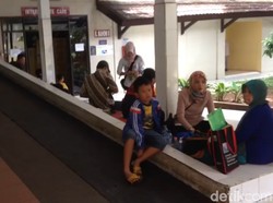 Minim Fasilitas, Keluarga Tunggu Pasien di Lantai RS Polri
