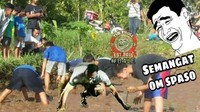 Nah Ini ada lagi ketika Spasojevic digambarkan sedang ikut lomba mencari ikan di sawah. Kocak kan? (Istimewa)