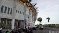 Stadion Barombong itu dibangun dengan standar internasional sesuai dengan kebutuhan PSM Makassar, yang bakal menjadikan stadion tersebut sebagai kandang.