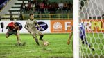 Kala Timnas Bertanding di Lapangan yang Lebih Mirip Kubangan
