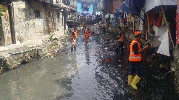 Before-After Kali Jati Bunder yang Dibersihkan Pasukan Oranye