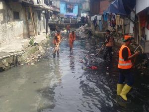 Before-After Kali Jati Bunder yang Dibersihkan Pasukan Oranye