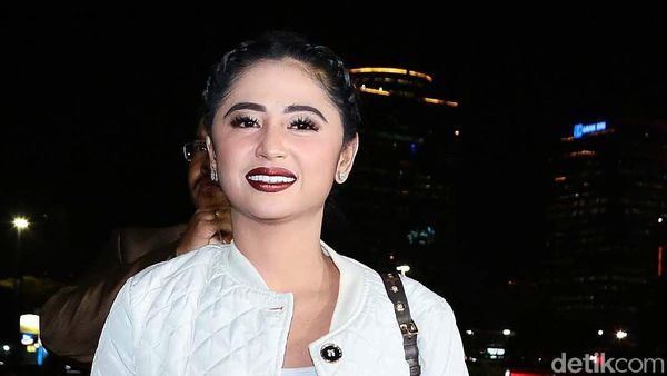 Aksi Saling Lapor Antara Dewi Persik dan Petugas Trans Jakarta