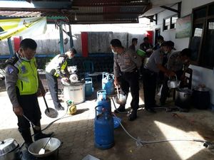 Saat Polisi Memasak untuk Korban Banjir Pacitan di Dapur Umum Saat Polisi Memasak untuk Korban Banjir Pacitan di Dapur Umum