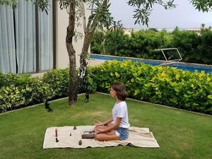 Foto: Millie Brown Tetap Nyaman di Bali Saat Erupsi Gunung Agung