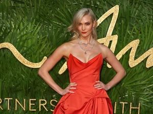 Karlie Kloss 7 Kali Ganti Baju Saat Hadiri Acara Fashion Karlie Kloss 7 Kali Ganti Baju Saat Hadiri Acara Fashion