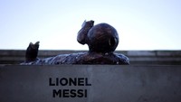 Akibat perusakan itu, patung Messi kini tinggal menyisakan bagian telapak kaki dan bola saja. Foto: Marcos Brindicci/Reuters