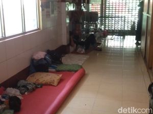 Fasilitas RS Polri Minim, Keluarga Pasien Lesehan di Lantai