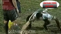 Atau ini ketika Ilija Spasojevic hendak mengambil tendangan penaltiIstimewa