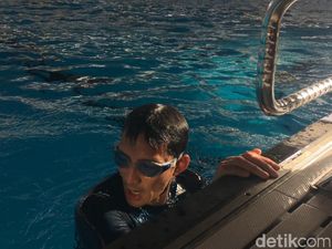 Video: Aksi Sandi Cek Lintasan dengan Berenang di Kolam Akuatik GBK